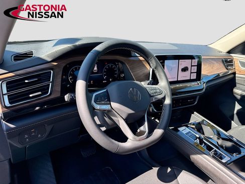 Used 2025 Volkswagen Atlas SE AWD/4WD image 11