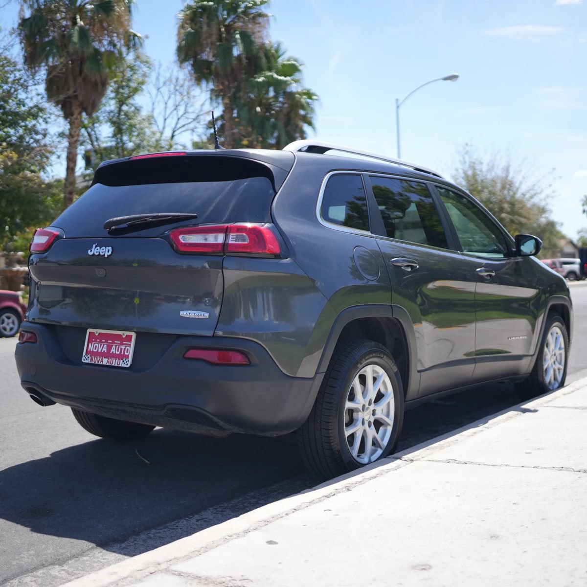 Used 2016 Jeep Cherokee Latitude w/ Comfort & Sound Group FWD image 12