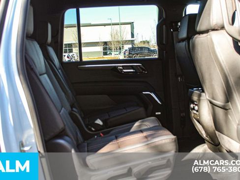 Used 2025 Chevrolet Suburban High Country image 22