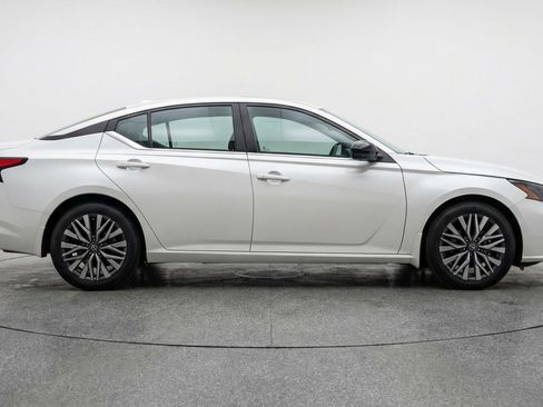 Used 2025 Nissan Altima 2.5 SV image 11