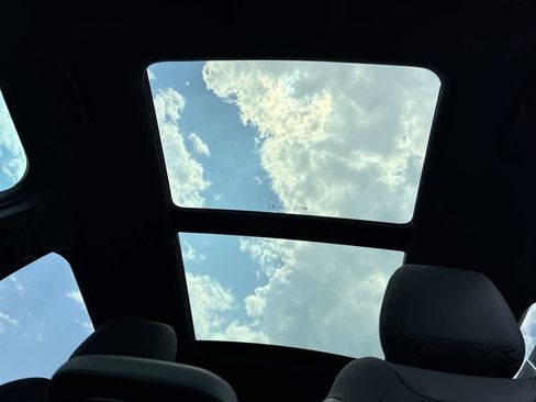 Used 2023 Chevrolet TrailBlazer RS w/ Sun and Liftgate Package FWD image 18