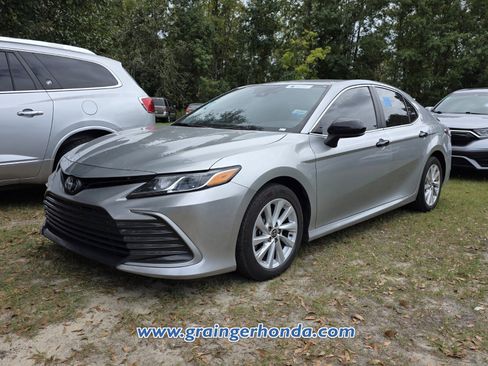 Used 2022 Toyota Camry LE image 2