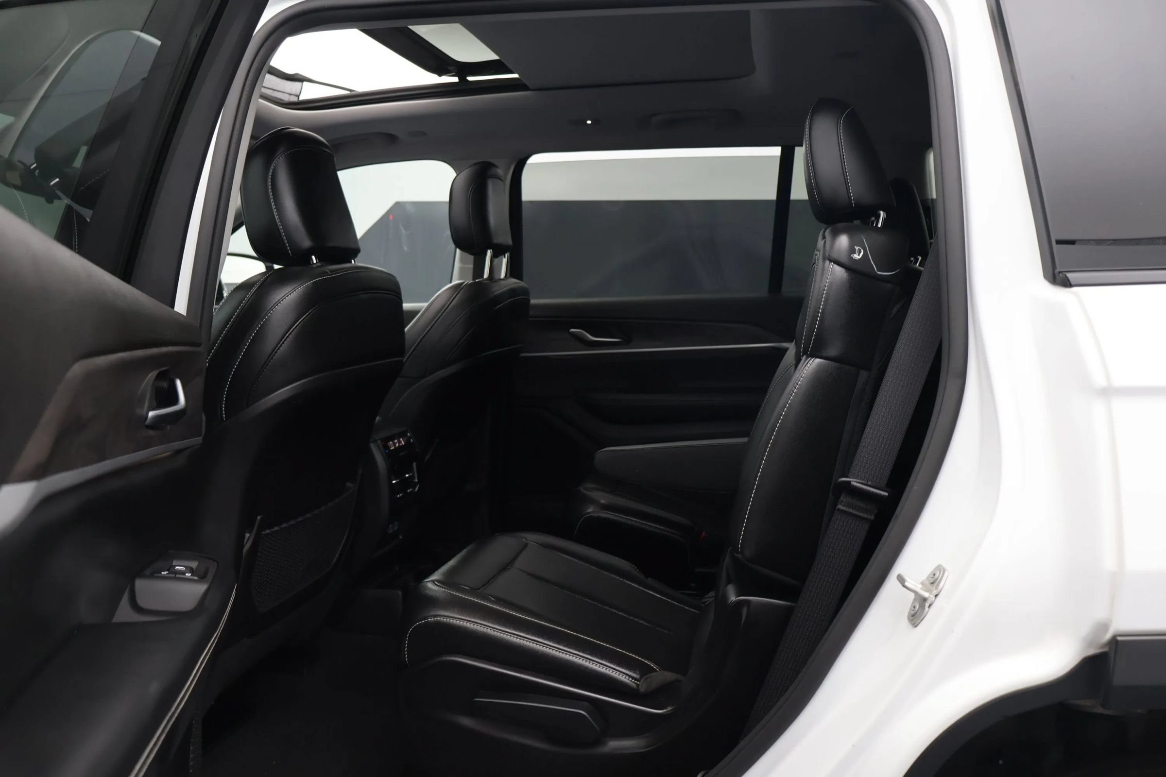 Used 2023 Jeep Grand Cherokee L Limited AWD/4WD image 12