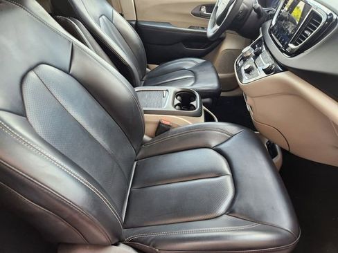 Used 2023 Chrysler Pacifica Touring-L image 14