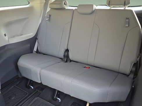 Used 2022 Toyota Sienna XLE image 17