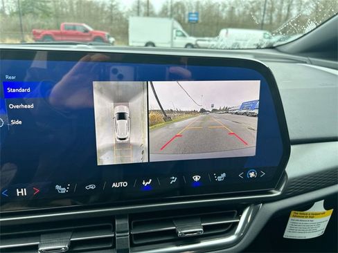 Used 2025 Chevrolet Equinox EV LT w/ Comfort Package image 15