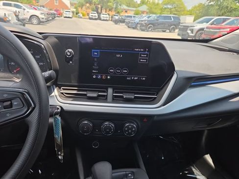 Used 2025 Chevrolet Trax LS w/ LS Convenience Package FWD image 15