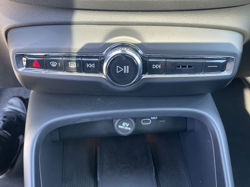 Used 2025 Volvo XC40 B5 Core image 54