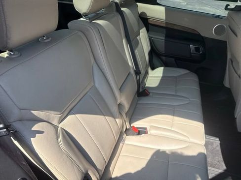 Used 2017 Land Rover Discovery HSE AWD/4WD image 18