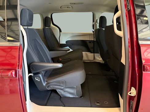 Used 2023 Chrysler Voyager LX FWD image 32