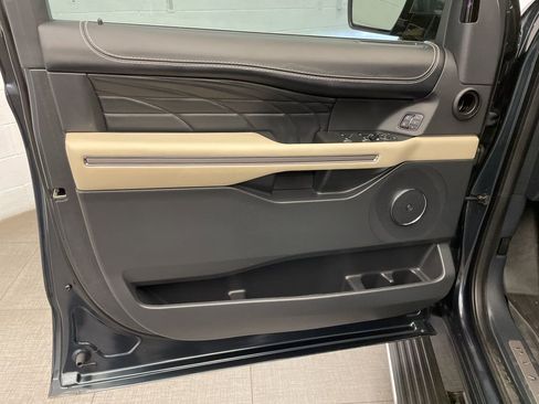 Used 2024 Ford Expedition Platinum image 28