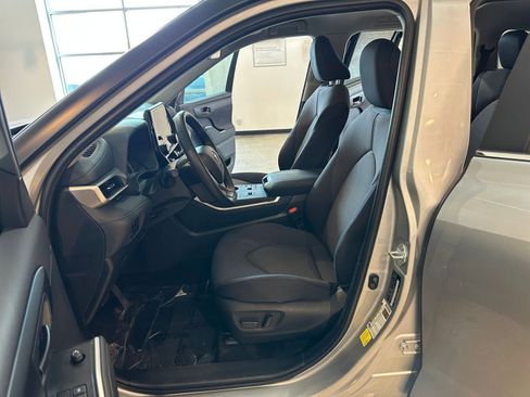 Used 2025 Toyota Highlander LE image 28