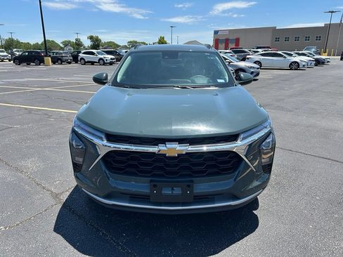 Used 2025 Chevrolet Trax LT FWD image 4