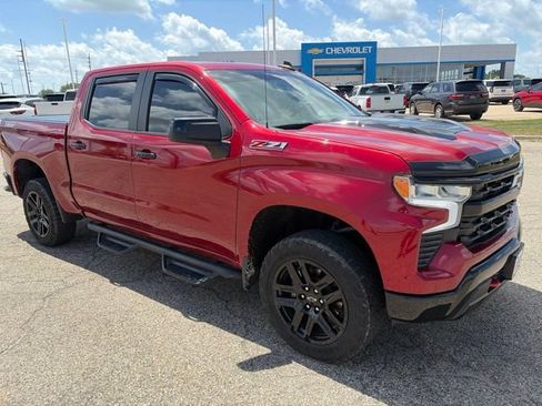 Used 2022 Chevrolet Silverado 1500 LT Trail Boss w/ Convenience Package II AWD/4WD image 2