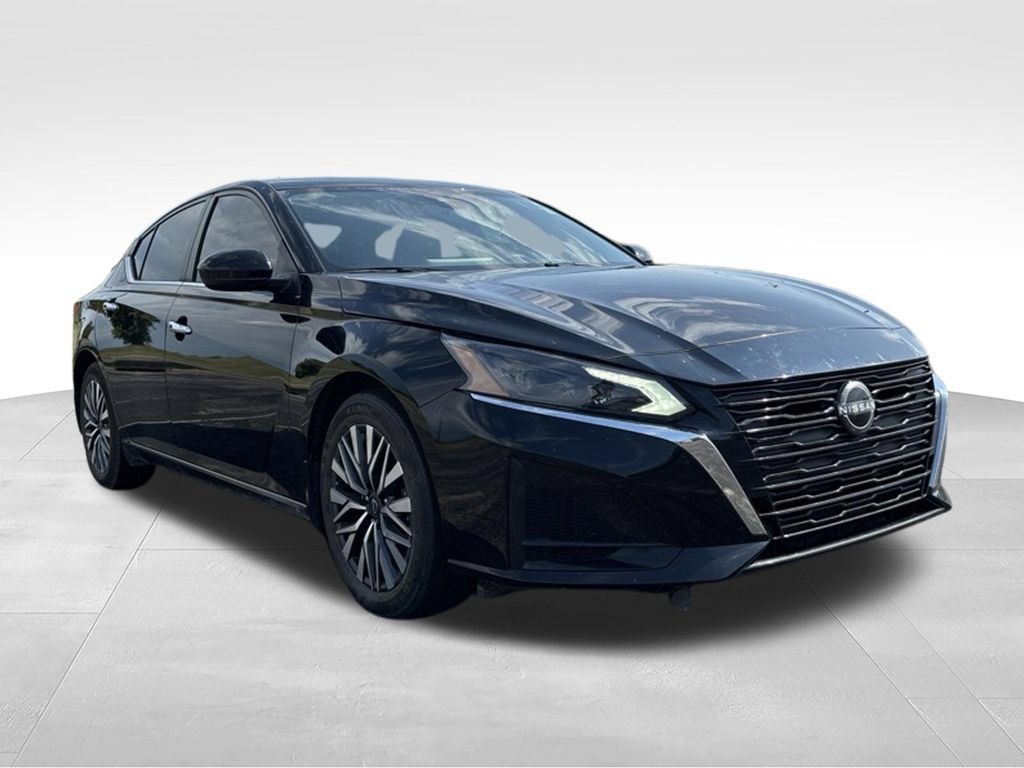 Used 2024 Nissan Altima 2.5 SV w/ SV Premium Package FWD image 3