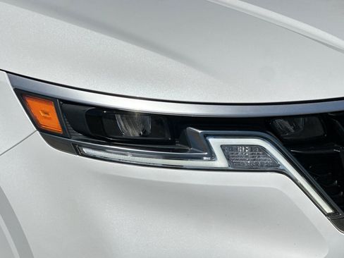 Used 2024 Kia Carnival EX FWD image 11