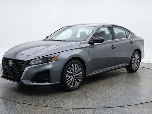 Used 2025 Nissan Altima 2.5 SV FWD image 3