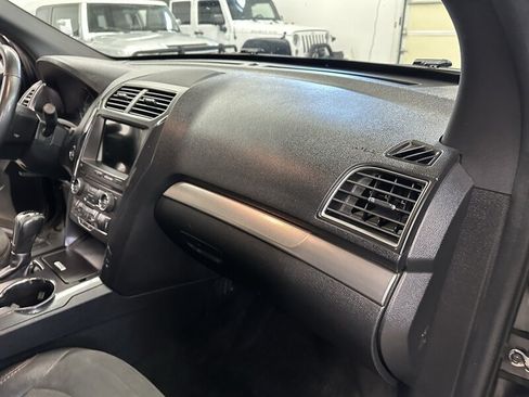 Used 2018 Ford Explorer XLT w/ XLT Appearance Package AWD/4WD image 34