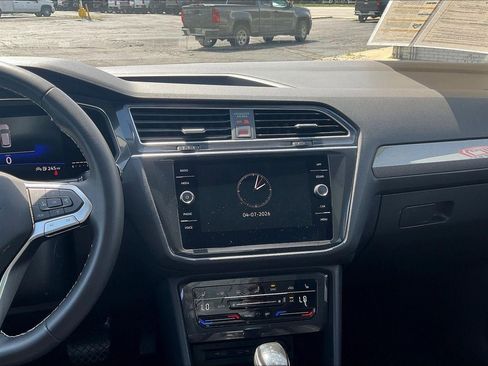 Used 2023 Volkswagen Tiguan SE w/ Panoramic Sunroof Package image 6