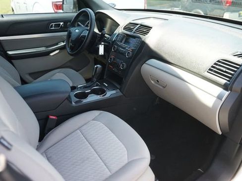 Certified 2018 Ford Explorer FWD image 19