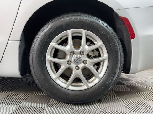 Used 2024 Chrysler Pacifica Touring-L image 11