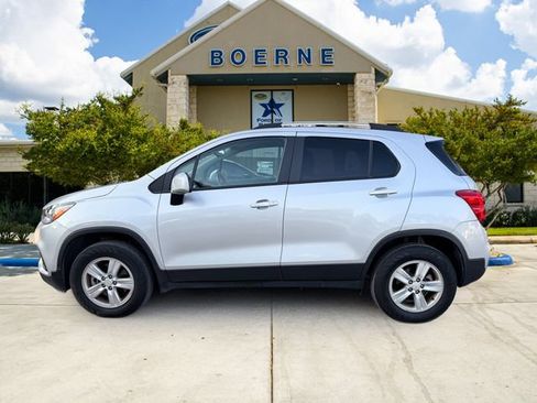 Used 2022 Chevrolet Trax LT w/ LT Convenience Package AWD/4WD image 2