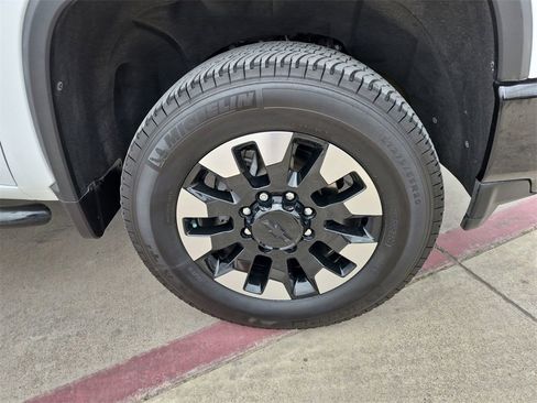 Used 2020 Chevrolet Silverado 2500 Custom w/ Custom Value Package image 10