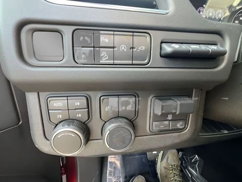 Used 2021 Chevrolet Tahoe Premier w/ Premium Package image 18