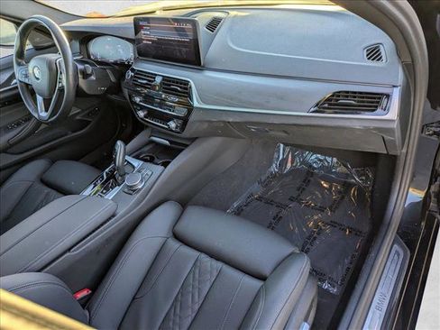 Certified 2023 BMW 530e w/ Premium Package image 21