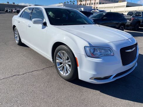 Used 2018 Chrysler 300 Touring w/ Driver Convenience Group image 3