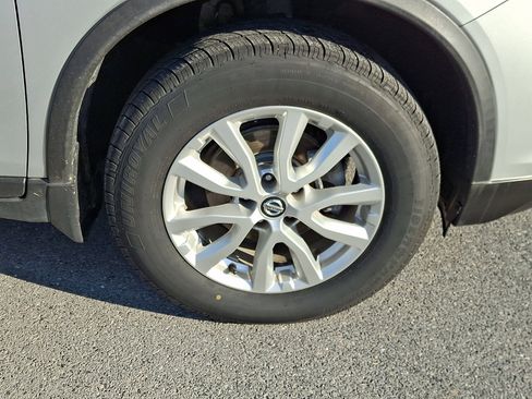 Used 2020 Nissan Rogue SV image 9