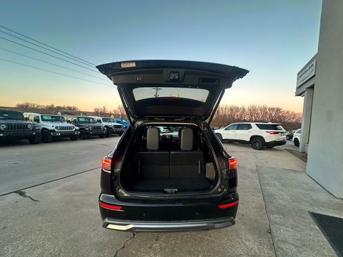 Used 2025 Mitsubishi Outlander SE image 34