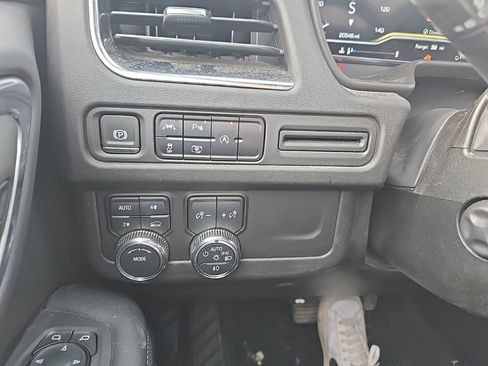 Used 2024 GMC Yukon SLT w/ SLT Luxury Package image 25