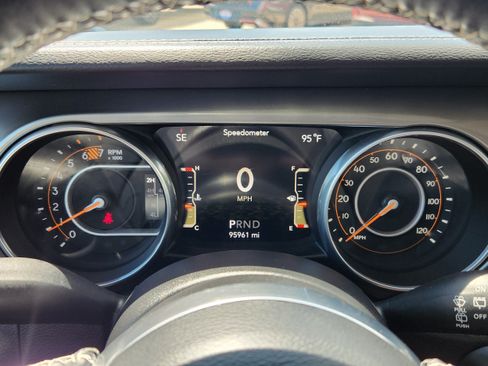 Used 2018 Jeep Wrangler Unlimited Sahara AWD/4WD image 17