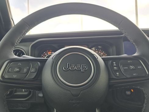 Used 2025 Jeep Wrangler Unlimited Rubicon AWD/4WD image 27
