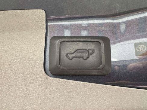 Used 2012 Toyota Highlander Limited w/ Tow Pkg AWD/4WD image 11