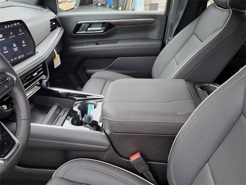 New 2025 Chevrolet Suburban Premier AWD/4WD image 19