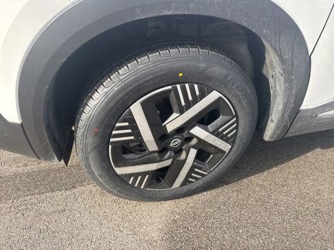 Used 2025 Nissan Kicks SV image 9