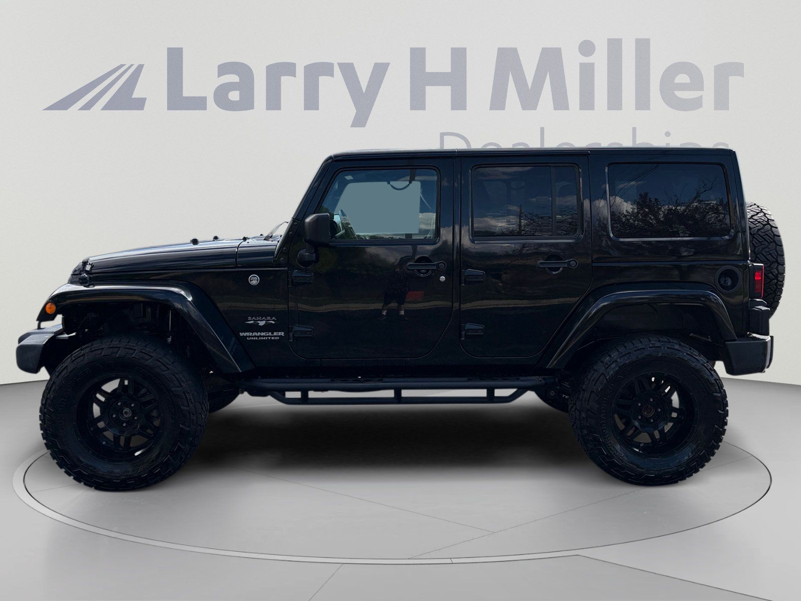 Used 2017 Jeep Wrangler Unlimited Sahara w/ Connectivity Group AWD/4WD image 2