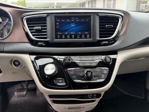 Used 2020 Chrysler Voyager L FWD image 25