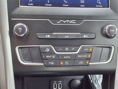 Certified 2020 Ford Fusion SE image 18