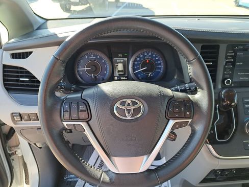 Used 2020 Toyota Sienna Limited image 18