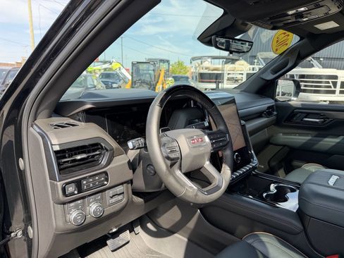Used 2025 GMC Yukon XL AT4 w/ AT4 Premium Plus Package AWD/4WD image 16