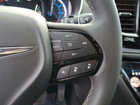 Used 2024 Chrysler Pacifica Select image 24