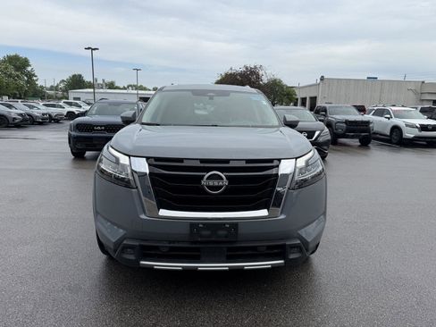 Used 2024 Nissan Pathfinder Platinum AWD/4WD image 8