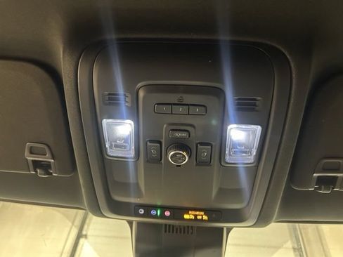 Used 2024 GMC Yukon SLT w/ SLT Luxury Package AWD/4WD image 3