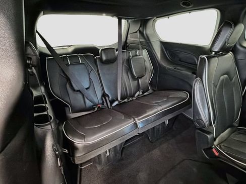 Used 2025 Chrysler Pacifica Limited FWD image 24