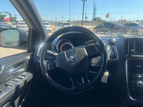 Used 2020 Dodge Grand Caravan SE FWD image 16