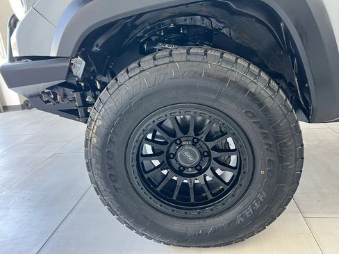 Used 2019 Toyota Tacoma TRD Off-Road AWD/4WD image 9