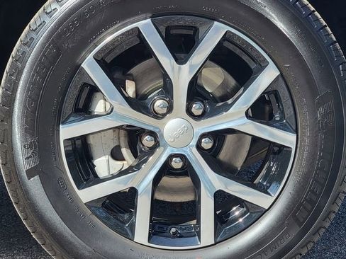 Certified 2023 Jeep Grand Cherokee Limited image 17